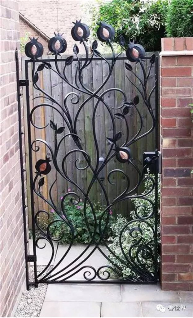 a48bfe00e6af8142b898aa1f1bcbeed4 623x1024 15 Decorative Metal Gate Design for Amazing First Impression