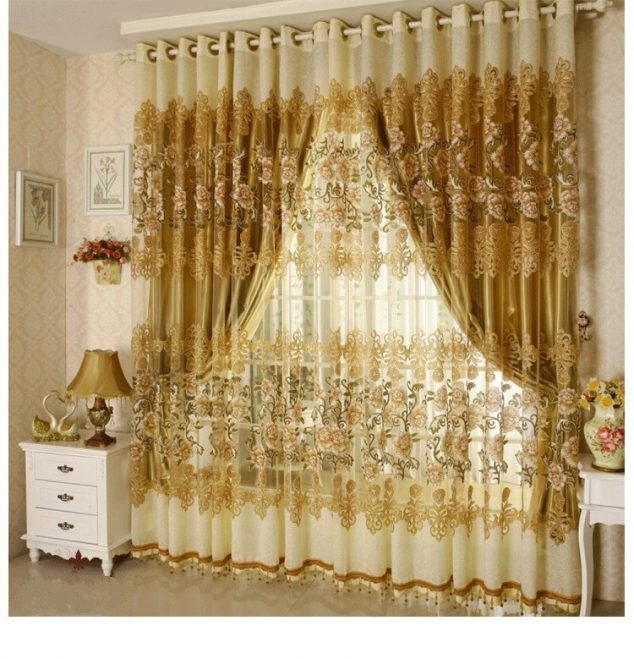 16 Marvelous Curtains That Spell Luxury in Living Room aktdesc 1034462450 00 634x659 16 Marvelous Curtains That Spell Luxury in Living Room