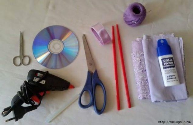 d3c899ede268792ce7e98f0c10d39ad9 634x411 Reuse the Old CDs To Make Curtain Knot In Creative Way