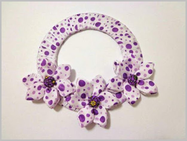 Reuse the Old CDs To Make Curtain Knot In Creative Way fabartdiy DIY Recycled CD Curtain Knot with Flower 5 Reuse the Old CDs To Make Curtain Knot In Creative Way