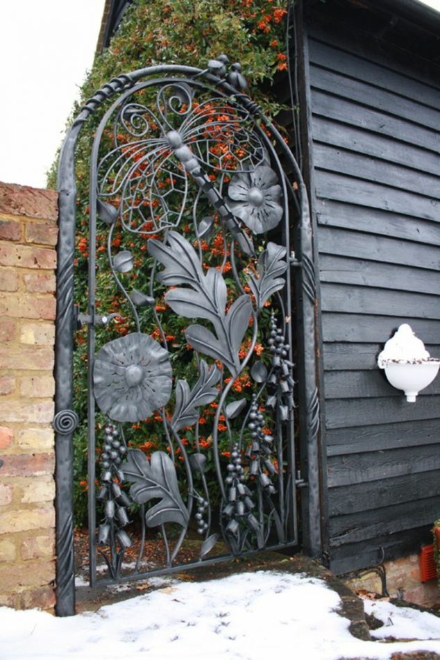 garden gate design flower decorative function 634x951 15 Decorative Metal Gate Design for Amazing First Impression