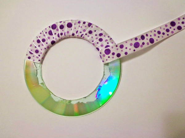 Reuse the Old CDs To Make Curtain Knot In Creative Way prendedor cortinas reciclando un cd paso a paso3 Reuse the Old CDs To Make Curtain Knot In Creative Way
