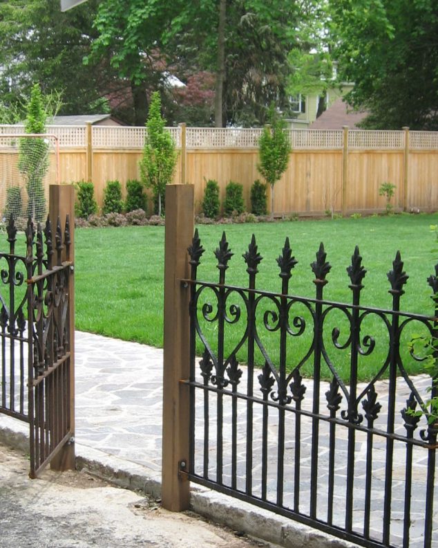 recycled fence 634x792 15 Privacy Gate Design That Are Totally Awesome