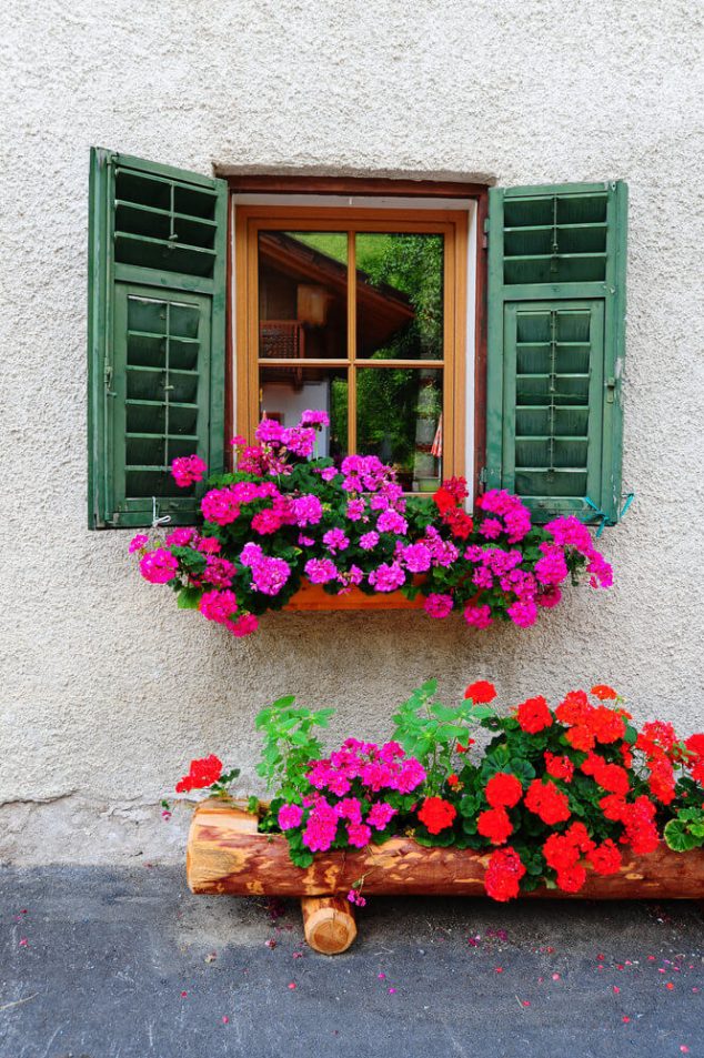 11window flower box 634x953 15 Inspiring Window Flower Boxes for Wishing You Good Morning