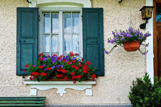 13window flower box 634x422 15 Inspiring Window Flower Boxes for Wishing You Good Morning