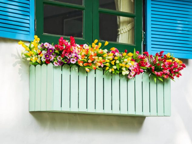 33window flower box 634x476 15 Inspiring Window Flower Boxes for Wishing You Good Morning