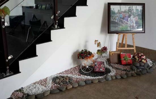 Amazing Under the Stairs Garden to Impress You Interieur Garten Deko Steine BlumenstrC3A4C39Fe Arrangement Amazing Under the Stairs Garden to Impress You