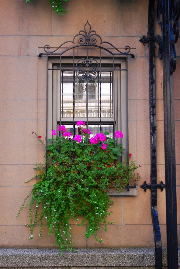 15 Inspiring Window Flower Boxes for Wishing You Good Morning Kovanye reshetki na okna 10 634x946 15 Inspiring Window Flower Boxes for Wishing You Good Morning