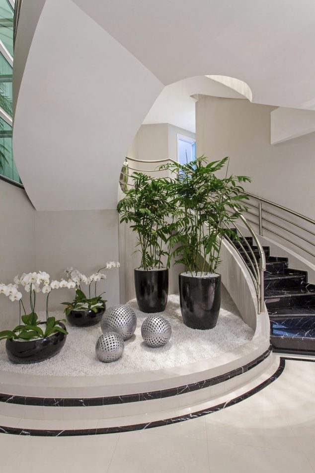 Amazing Under the Stairs Garden to Impress You decoracao sala de jantar escada curva com marmore e jardim em tons de azul aquilesnicol 69629 proportional height cover small 634x950 Amazing Under the Stairs Garden to Impress You