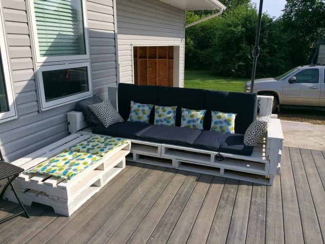 diy outdoor pallet furniture with dark and decorative cushions 634x476 13 Cool DIY Outdoor Furniture Made of Pallet