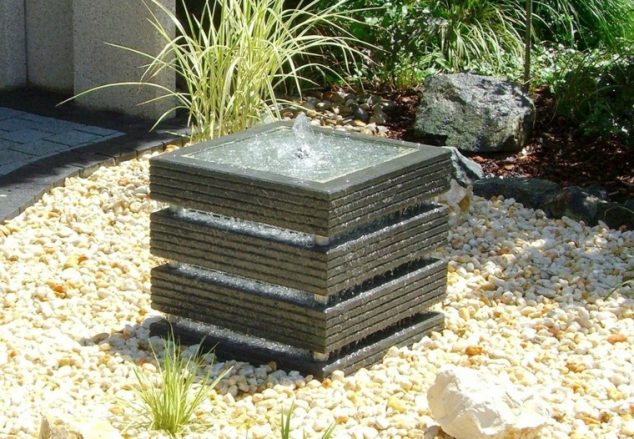 Unique Backyard Fountains That Are Impossible to Resist fuente cascada forma cuadrada 634x439 Unique Backyard Fountains That Are Impossible to Resist