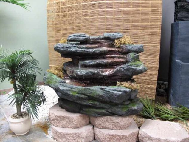 Unique Backyard Fountains That Are Impossible to Resist fuentes de agua para jardines pequeC3B1os 634x476 Unique Backyard Fountains That Are Impossible to Resist