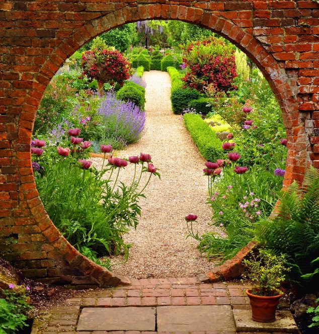 15 Lovely Moon Gates For Your Garden 73648261 634x665 15 Lovely Moon Gates For Your Garden