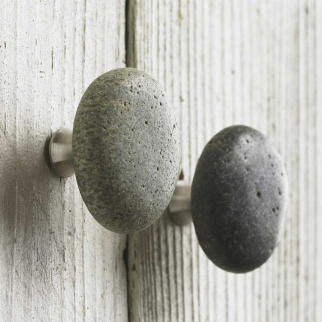 Egg Shaped Door Knob Ideas 634x634 TOP 15 Beautiful Ways to Decorate the House With Pebble Crafts