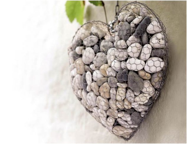 How to Make a Unique Stone Heart 634x488 TOP 15 Beautiful Ways to Decorate the House With Pebble Crafts