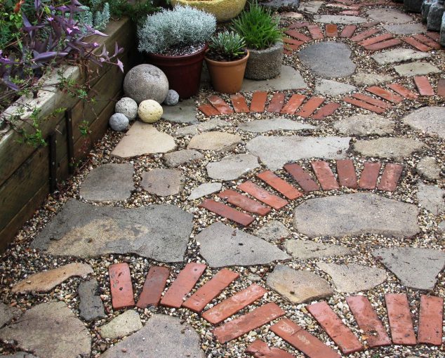 Sadovue dorojki 05 634x510 Nice Collection of Bricks Garden Ideas
