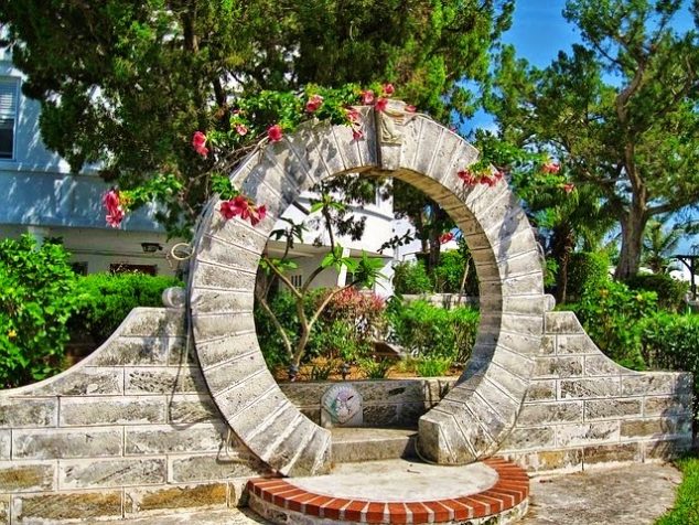 15 Lovely Moon Gates For Your Garden bermudamoongate 634x476 15 Lovely Moon Gates For Your Garden