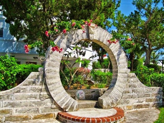 bermudamoongate 634x476 15 Lovely Moon Gates For Your Garden