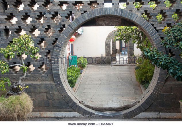 moon gate at zhus family garden jianshui yunnan china e0amr7 634x441 15 Lovely Moon Gates For Your Garden