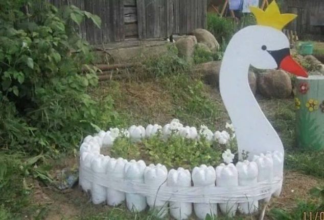 004 634x432 Amazing Ideas on How to Reuse Plastic Bottles in Garden