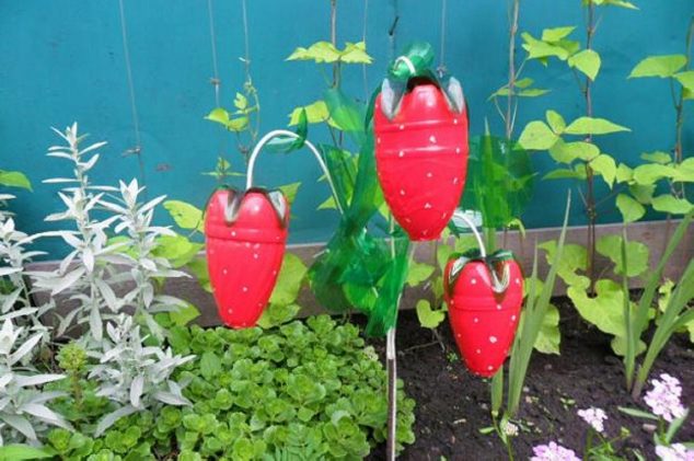 Recycled Plastic Bottles Garden Decoration 634x421 Amazing Ideas on How to Reuse Plastic Bottles in Garden