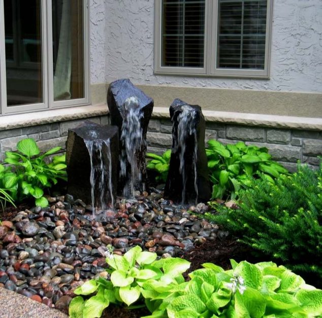 14 Outstanding Fountains to Enhance the Backyard fontaine jardin trois sources eau galets plantes 634x627 14 Outstanding Fountains to Enhance the Backyard